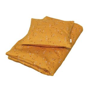 Karry gulÂ StarsÂ junior sengetøj fra Filibabba SmuktÂ junior sengesæt i en lækkerÂ karry gul farveÂ medÂ print af flotte stjerner fra danske Fillibabba. Sengetøjet er super blødt og består af både et dyne- og pudebetræk. Både dynen og puden lukkes med