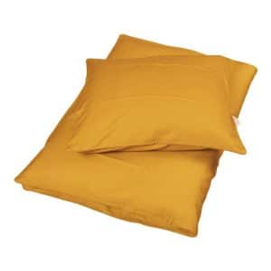 Golden Mustard baby sengetøj fra Filibabba Smukt baby sengesæt i en lækkerÂ karry gul farve fra danske Fillibabba. Sengetøjet er super blødt og består af både et dyne- og pudebetræk. Både dynen og puden lukkes med en skjult lynlås i bunden. Sengesættet